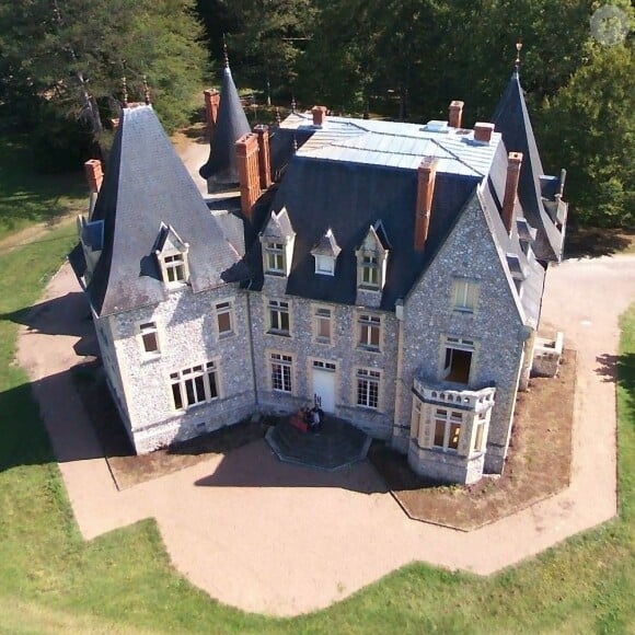 Achetée il y a plusieurs années, la bâtisse est rénovée peu à peu par le comédien de 61 ans. 
Le Château de la Vernée situé dans la Nièvre.