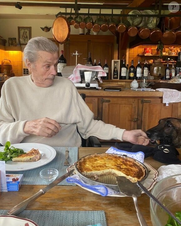 se souvenant ainsi de ces moments intimes partagés avec la légende
Photo personnelle d'Alain Delon révélée par son plus jeune fils, Alain-Fabien