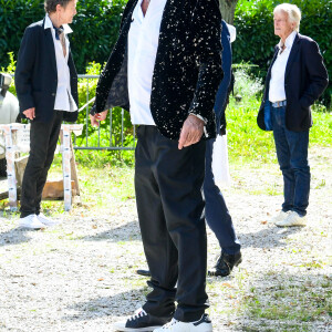 Jean-Luc Reichmann, Dave et son compagnon Patrick Loiseau - Mariage d'Hugues Aufray et de Murielle Mégevand à l’église Saint-Vigor de Marly-Le Roy, France. 