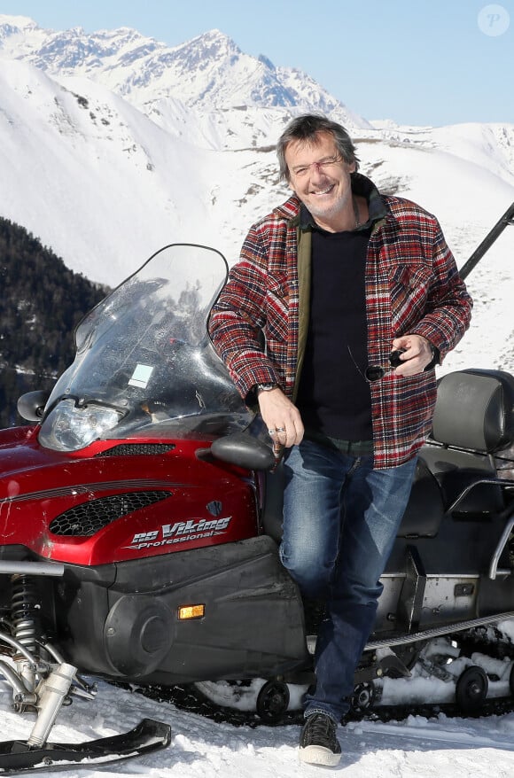 Jean-Luc Reichmann découvre la station de Luchon et rencontre de jeunes skieurs. Il présente sa série " Leo Mattéi, brigade des mineurs" lors de la 25ème Edition du Festival TV de Luchon, France. © Patrick Bernard / Bestimage