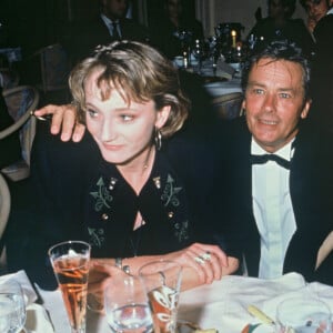 C'est Patricia Kaas
Archives - Patricia Kaas, Alain Delon et Marie Fugain lors de la soirée pour le lancement du champagne "Alain Delon" en 1990 à Paris.