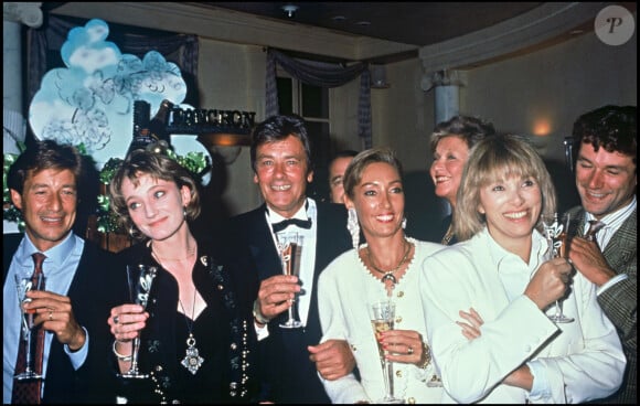 Elle était pour rappel très proche du Guépard
Archives - Patricia Kaas, Alain Delon, Patrick Sabatier, Patrick Dupond et Mireille Darc lors de la soirée pour le lancement du champagne "Alain Delon" en 1990 à Paris.