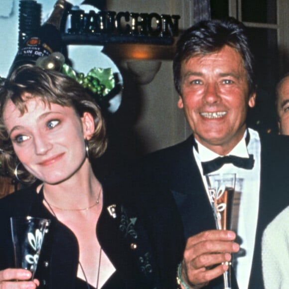 Elle était pour rappel très proche du Guépard
Archives - Patricia Kaas, Alain Delon, Patrick Sabatier, Patrick Dupond et Mireille Darc lors de la soirée pour le lancement du champagne "Alain Delon" en 1990 à Paris.