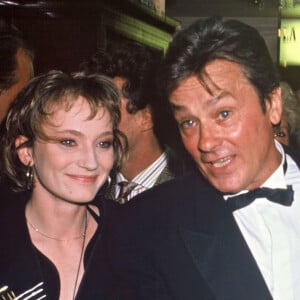 Elle entretenait une relation platonique et singulière avec lui
Archives - Patricia Kaas, Alain Delon et Mireille Darc lors de la soirée pour le lancement du champagne "Alain Delon" en 1990 à Paris.