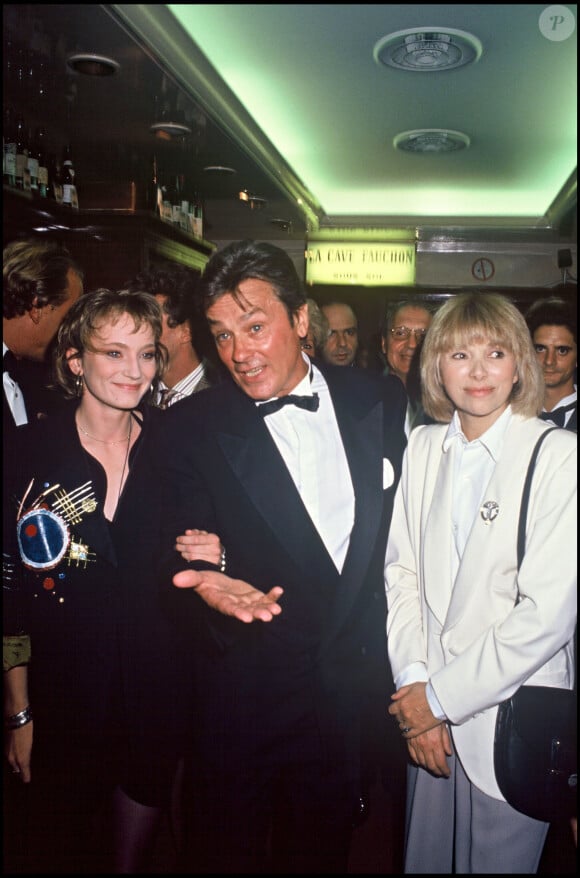 Elle entretenait une relation platonique et singulière avec lui
Archives - Patricia Kaas, Alain Delon et Mireille Darc lors de la soirée pour le lancement du champagne "Alain Delon" en 1990 à Paris.