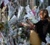 Pour les obsèques d'Alain Delon
Fleurs et messages déposés par les fans devant la propriété d'Alain Delon à quelques heures des obsèques de l'acteur qui auront lieu dans la chapelle à l'intérieur de sa propriété à Douchy-Montcorbon le 24 août 2024.