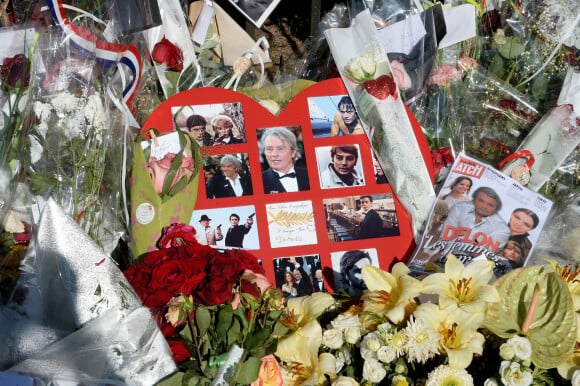 Fleurs et messages déposés par les fans devant la propriété d'Alain Delon à quelques heures des obsèques de l'acteur qui auront lieu dans la chapelle à l'intérieur de sa propriété à Douchy-Montcorbon.