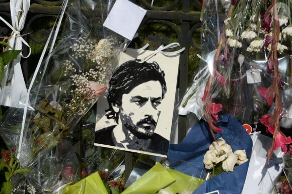 C'est donc tout naturellement qu'elle a assisté à cet ultime hommage pour l'acteur 
Fleurs et messages déposés par les fans devant la propriété d'Alain Delon à quelques heures des obsèques de l'acteur qui auront lieu dans la chapelle à l'intérieur de sa propriété à Douchy-Montcorbon le 24 août 2024. 