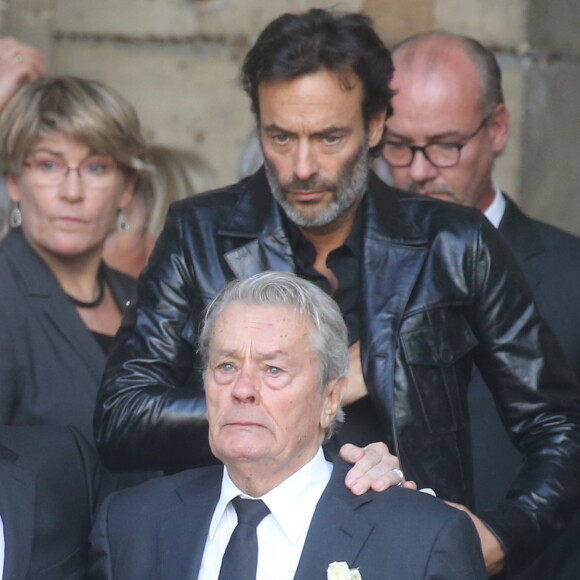 Alain Delon, Anthony Delon, le fils de Pascal Desprez - Sorties des obsèques de Mireille Darc en l'église Saint-Sulpice à Paris.