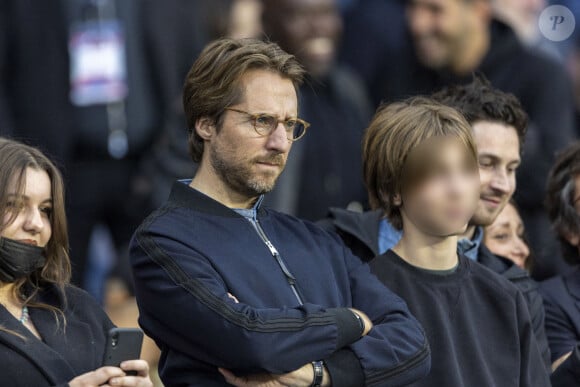 Et le producteur du programme, Mathieu Vergne, a fait quelques premières confidences sur le sujet
Mathieu Vergne et son fils - People lors du match de football Ligue 1 Uber Eats PSG - Lens (1-1) au parc des princes à Paris © Cyril Moreau / Bestimage