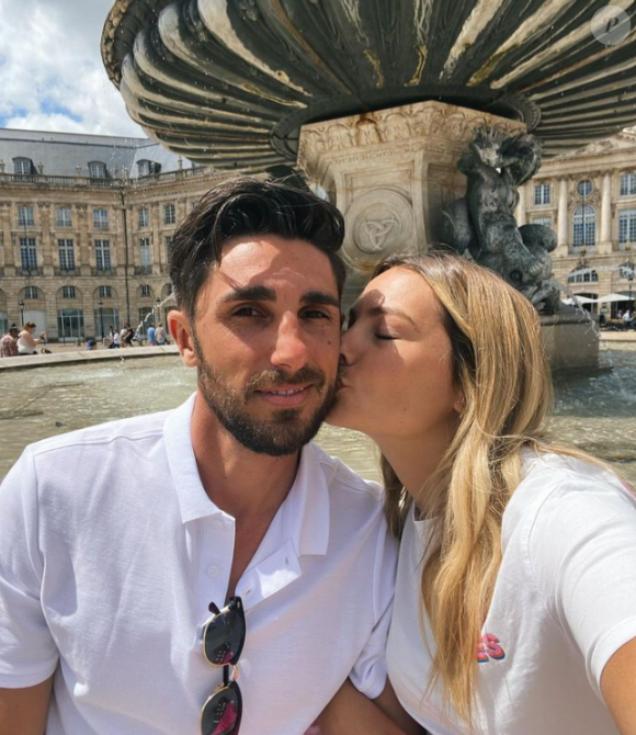 Pour beaucoup, leur histoire était forcément vouée à l'échec mais, vendredi 23 août, Raphaël a prouvé que tout allait toujours bien entre eux.
Ophélie et Raphaël (Mariés au premier regard) en couple.