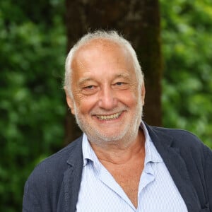 François Berléand - Photocall avec l'équipe de l'émission de radio "Les grosses têtes" lors de la 17ème édition du Festival du Film Francophone de Angoulême (FFA). Le 29 août 2024 © Coadic Guirec / Bestimage