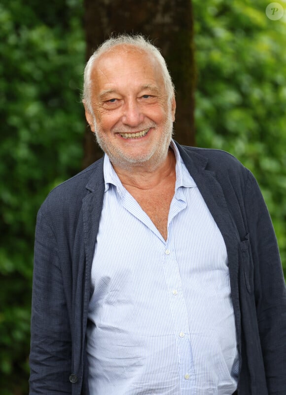 François Berléand - Photocall avec l'équipe de l'émission de radio "Les grosses têtes" lors de la 17ème édition du Festival du Film Francophone de Angoulême (FFA). Le 29 août 2024 © Coadic Guirec / Bestimage