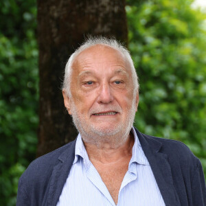 François Berléand - Photocall avec l'équipe de l'émission de radio "Les grosses têtes" lors de la 17ème édition du Festival du Film Francophone de Angoulême (FFA). Le 29 août 2024 © Coadic Guirec / Bestimage  