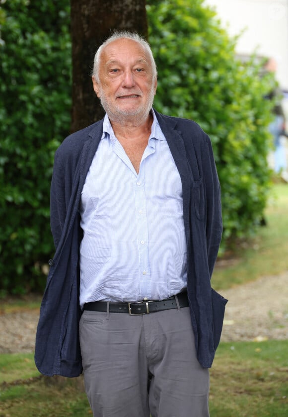 François Berléand - Photocall avec l'équipe de l'émission de radio "Les grosses têtes" lors de la 17ème édition du Festival du Film Francophone de Angoulême (FFA). Le 29 août 2024 © Coadic Guirec / Bestimage  