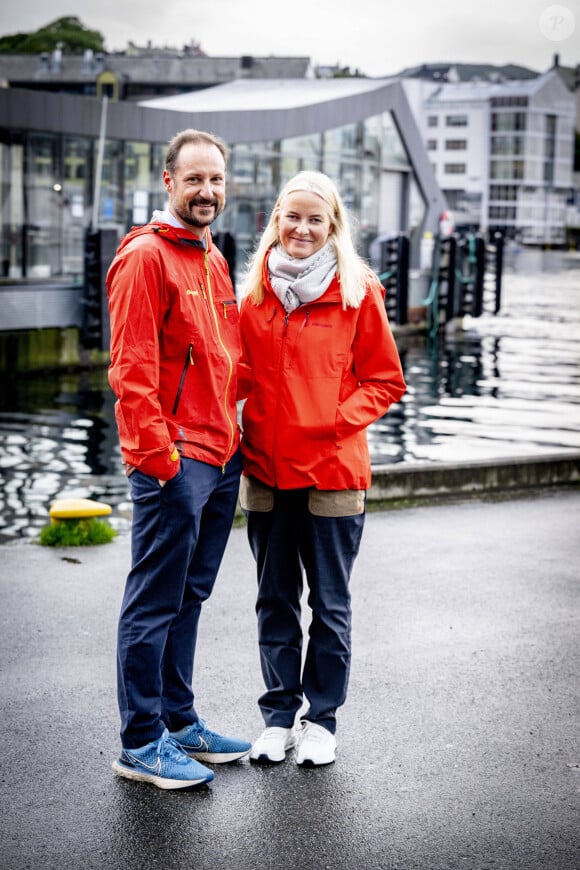 Auquel son frère le prince Haakon participe
Le prince Haakon et la princesse Mette-Marit de Norvège dans les rues de Alesund, à la veille du mariage de la princesse Martha Louise de Norvège et Durek Verrett. Le 30 août 2024