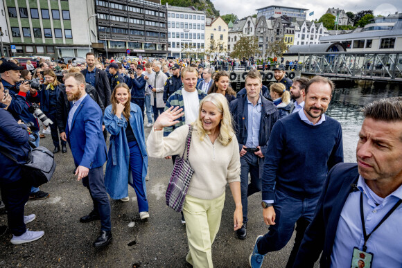 Le prince Haakon de Norvège , la princesse Mette-Marit, la princesse Ingrid Alexandra, le prince Sverre Magnus, Amalie Giaver Macleod - Les invités font la traversée d'Alesund à Geiranger pour le mariage de la princesse Martha-Louise de Norvège et son futur mari Durek Verrett le 30 août 2024