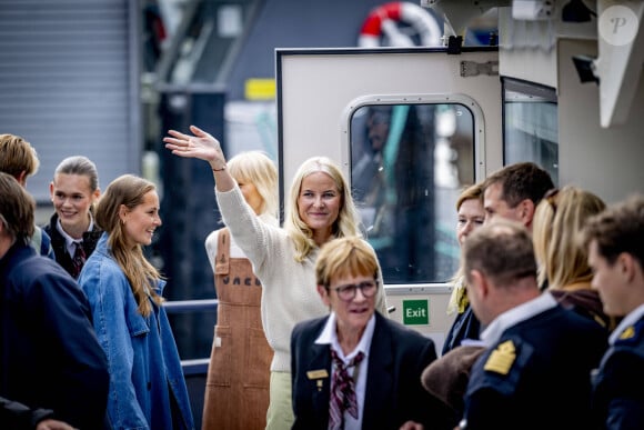 La princesse Mette-Marit de Norvège se changera les idées avec ce mariage, elle dont le fils est accusé de violences
La princesse Mette-Marit de Norvège, la princese Ingrid Alexandra - Les invités font la traversée d'Alesund à Geiranger pour la mariage de la princesse Martha-Louise de Norvège et son futur mari Durek Verrett le 30 août 2024