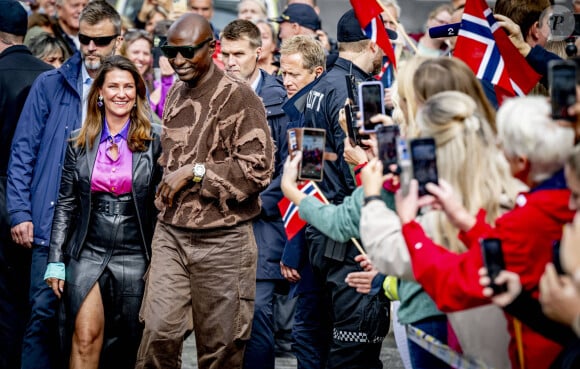 Un mariage grandiose mais controversé
La princesse Martha-Louise de Norvège et son futur mari Durek Verrett et leurs invités font la traversée d'Alesund à Geiranger pour leur mariage le 30 août 2024