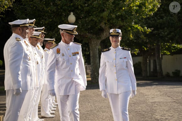 La princesse Leonor (à droite) salue à son arrivée à l'École navale de Marín, le 29 août 2024, à Marín, Pontevedra, Galice (Espagne). La princesse des Asturies, Leonor de Borbón y Ortiz, entre à l'École navale militaire de Marín (Pontevedra), comme Felipe VI l'avait fait en 1986, au troisième cours en tant que premier aspirant. Le cours se terminera le 16 juillet, date à laquelle il embarquera sur le navire-école Juan Sebastián Elcano. Après la cérémonie d'accueil, Leonor signera le livre d'honneur de l'école et réalisera une série d'activités. 29 AOÛT 2024 Elena Fernández / Europa Press 29/08/2024