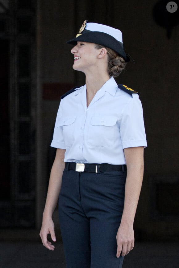 Et pour lequel elle s'était préparée
Entrée de la princesse Leonor à l'École navale militaire de Marín, le 29 août 2024, à Marín, Pontevedra, Galice (Espagne). La princesse des Asturies, Leonor de Borbón y Ortiz, entre à l'École navale militaire de Marín (Pontevedra), comme Felipe VI l'avait fait en 1986, au troisième cours en tant que premier aspirant. Le cours se terminera le 16 juillet, date à laquelle il embarquera sur le navire-école Juan Sebastián Elcano. Après la cérémonie d'accueil, Leonor signera le livre d'honneur de l'école et réalisera une série d'activités. 29 AOÛT 2024 Elena Fernández / Europa Press 29/08/2024