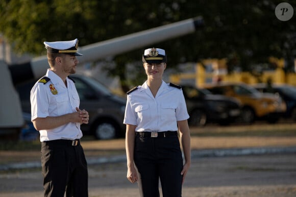 Le commandant directeur de l'École navale militaire de Marín, Pedro Cardona Suanzes, montre à la princesse Leonor les installations lors de son arrivée à l'École navale de Marín, le 29 août 2024, à Marín, Pontevedra, Galice (Espagne). La princesse des Asturies, Leonor de Borbón y Ortiz, entre à l'École navale militaire de Marín (Pontevedra), comme Felipe VI l'avait fait en 1986, au troisième cours en tant que premier aspirant. Le cours se terminera le 16 juillet, date à laquelle il embarquera sur le navire-école Juan Sebastián Elcano. Après la cérémonie d'accueil, Leonor signera le livre d'honneur de l'école et réalisera une série d'activités. 29 AOÛT 2024 Elena Fernández / Europa Press 29/08/2024