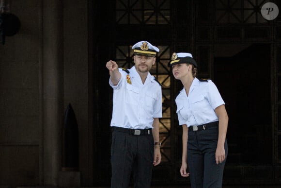 Le commandant directeur de l'École navale militaire de Marín, Pedro Cardona Suanzes, montre à la princesse Leonor les installations lors de son arrivée à l'École navale de Marín, le 29 août 2024, à Marín, Pontevedra, Galice (Espagne). La princesse des Asturies, Leonor de Borbón y Ortiz, entre à l'École navale militaire de Marín (Pontevedra), comme Felipe VI l'avait fait en 1986, au troisième cours en tant que premier aspirant. Le cours se terminera le 16 juillet, date à laquelle il embarquera sur le navire-école Juan Sebastián Elcano. Après la cérémonie d'accueil, Leonor signera le livre d'honneur de l'école et réalisera une série d'activités. 29 AOÛT 2024 Elena Fernández / Europa Press 29/08/2024