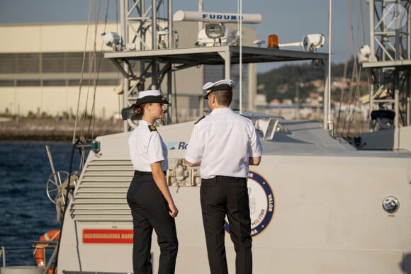 Le commandant directeur de l'École navale militaire de Marín, Pedro Cardona Suanzes, montre à la princesse Leonor les installations lors de son arrivée à l'École navale de Marín, le 29 août 2024, à Marín, Pontevedra, Galice (Espagne). La princesse des Asturies, Leonor de Borbón y Ortiz, entre à l'École navale militaire de Marín (Pontevedra), comme Felipe VI l'avait fait en 1986, au troisième cours en tant que premier aspirant. Le cours se terminera le 16 juillet, date à laquelle il embarquera sur le navire-école Juan Sebastián Elcano. Après la cérémonie d'accueil, Leonor signera le livre d'honneur de l'école et réalisera une série d'activités. 29 AOÛT 2024 Elena Fernández / Europa Press 29/08/2024