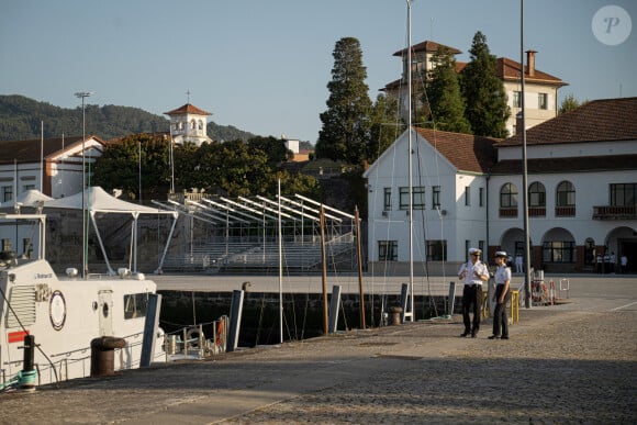 Le commandant directeur de l'École navale militaire de Marín, Pedro Cardona Suanzes, montre à la princesse Leonor les installations lors de son arrivée à l'École navale de Marín, le 29 août 2024, à Marín, Pontevedra, Galice (Espagne). La princesse des Asturies, Leonor de Borbón y Ortiz, entre à l'École navale militaire de Marín (Pontevedra), comme Felipe VI l'avait fait en 1986, au troisième cours en tant que premier aspirant. Le cours se terminera le 16 juillet, date à laquelle il embarquera sur le navire-école Juan Sebastián Elcano. Après la cérémonie d'accueil, Leonor signera le livre d'honneur de l'école et réalisera une série d'activités. 29 AOÛT 2024 Elena Fernández / Europa Press 29/08/2024