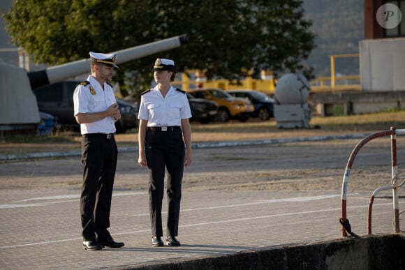 Le commandant directeur de l'École navale militaire de Marín, Pedro Cardona Suanzes, montre à la princesse Leonor les installations lors de son arrivée à l'École navale de Marín, le 29 août 2024, à Marín, Pontevedra, Galice (Espagne). La princesse des Asturies, Leonor de Borbón y Ortiz, entre à l'École navale militaire de Marín (Pontevedra), comme Felipe VI l'avait fait en 1986, au troisième cours en tant que premier aspirant. Le cours se terminera le 16 juillet, date à laquelle il embarquera sur le navire-école Juan Sebastián Elcano. Après la cérémonie d'accueil, Leonor signera le livre d'honneur de l'école et réalisera une série d'activités. 29 AOÛT 2024 Elena Fernández / Europa Press 29/08/2024