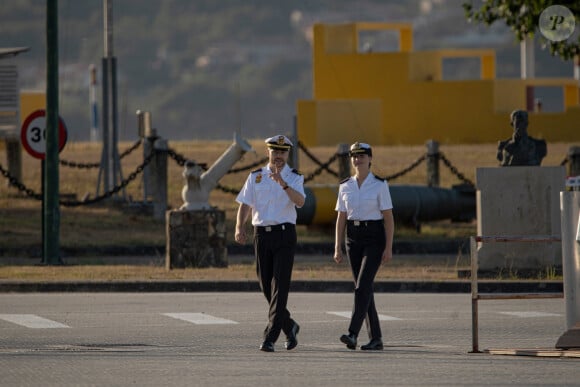 Le commandant directeur de l'École navale militaire de Marín, Pedro Cardona Suanzes, montre à la princesse Leonor les installations lors de son arrivée à l'École navale de Marín, le 29 août 2024, à Marín, Pontevedra, Galice (Espagne). La princesse des Asturies, Leonor de Borbón y Ortiz, entre à l'École navale militaire de Marín (Pontevedra), comme Felipe VI l'avait fait en 1986, au troisième cours en tant que premier aspirant. Le cours se terminera le 16 juillet, date à laquelle il embarquera sur le navire-école Juan Sebastián Elcano. Après la cérémonie d'accueil, Leonor signera le livre d'honneur de l'école et réalisera une série d'activités. 29 AOÛT 2024 Elena Fernández / Europa Press 29/08/2024