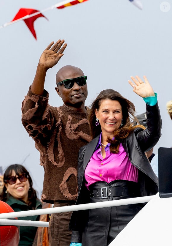 La princesse Martha Louise et le chaman américain Durek Verret partent d'Alesund, le 30 août 2024, en bateau vers Geiranger, pour leur mariage, le 31 août 2024 Photo : Albert Nieboer / Netherlands OUT / Point de Vue OUT