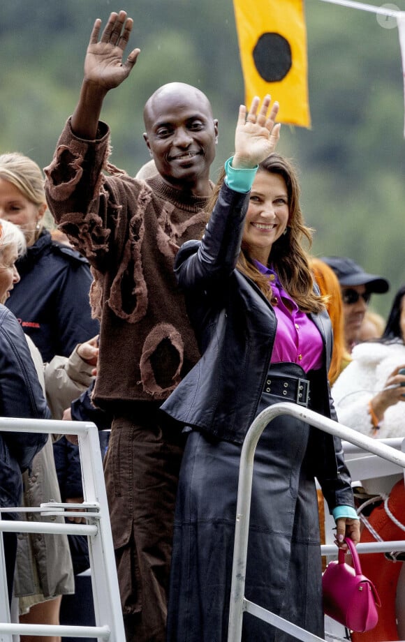 En Norvège, ce mariage soulève des questions tant la personnalité du marié interroge.
La princesse Martha Louise et le chaman américain Durek Verret arrivent par bateau à Geiranger, le 30 août 2024, pour leur mariage, le 31 août 2024 Photo : Albert Nieboer / Netherlands OUT / Point de Vue OUT