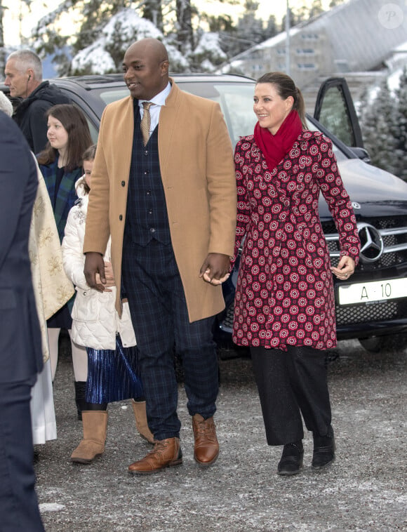 Durek a dû envisager plusieurs demande en mariage pour que Märtha accepte enfin...
Le roi Harald et la reine Sonja assistent à l'office de Noël à la chapelle de Holmenkollen en compagnie de la princesse Märtha Louise et de son nouveau compagnon Durek Verrett. Ses enfants Maud Angelica Behn, Leah Isodora Behn et Emma Tallulah Behn se sont joints à eux. C'était la première fois que le chaman Durek se trouvait avec la famille royale norvégienne dans un contexte officiel. Photo par Splash News/ABACAPRESS.COM