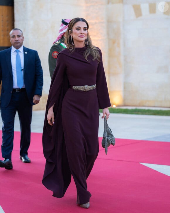 Elle a d'ailleurs posé à ses côtés sur une photo que son fils a dévoilé sur Instagram à l'occasion de ses 54 ans
La reine Rania de Jordanie lors des célébrations du 78ème anniversaire de l'indépendance de la Jordanie à Amman. Le 25 mai 2024