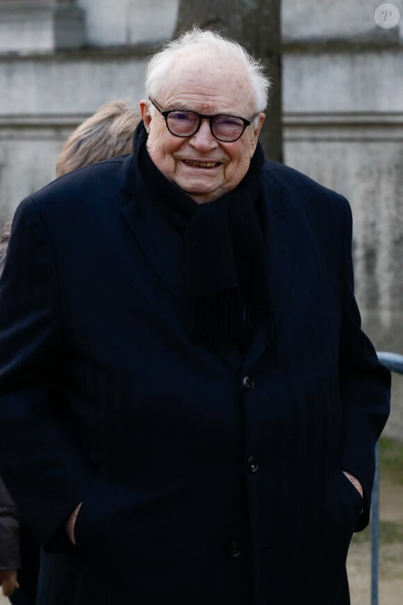 Exclusif - L'avocat Henri Leclerc - Sorties des obsèques de l'avocat et officier de la Légion d'honneur Pierre Haïk au cimetière du Père-Lachaise dans le 20ème arrondissement de Paris, France, le 24 février 2023. © Christophe Clovis/Bestimage 