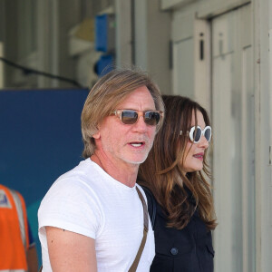 Il a fait sensation à la Mostra de Venise avec une chevelure longue et un look décontracté
Venise, ITALIE - Daniel Craig et sa femme, Rachel Weisz, ont atterri à l'aéroport Marco Polo avec leur famille alors qu'ils arrivaient à la Mostra de Venise.