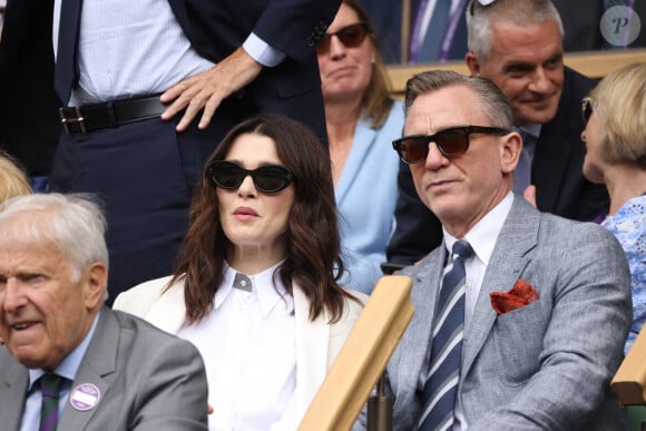 Rachel Weisz et Daniel Craig regardent Carlos Alcaraz vs Novak Djokovic dans la finale masculine de Wimbledon 2023 sur le Centre Court pendant la quatorzième journée des championnats de tennis de Wimbledon au All England Lawn Tennis and Croquet Club le 16 juillet 2023 à Londres, Angleterre.