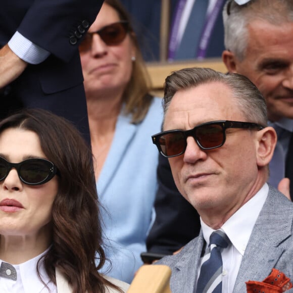 Rachel Weisz et Daniel Craig regardent Carlos Alcaraz vs Novak Djokovic dans la finale masculine de Wimbledon 2023 sur le Centre Court pendant la quatorzième journée des championnats de tennis de Wimbledon au All England Lawn Tennis and Croquet Club le 16 juillet 2023 à Londres, Angleterre.