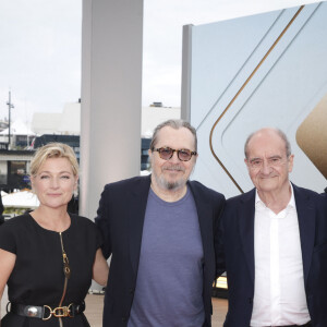 Exclusif - Mohamed Bouhafsi, Anne-Elisabeth Lemoine, Gary Oldman, Pierre Lescure, Patrick Cohen sur le plateau de l'émission "C à vous" lors du 77ème Festival International du Film de Cannes pour une diffusion. © Jack Tribeca / Bestimage 