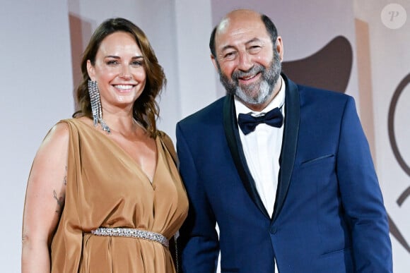 Kad Merad joue dans le film réalisé par Claude Lelouch présenté au festival
Julia Vignali et Kad Merad assistent à la première de Finalement dans le cadre du 81e Festival international du film de Venise, à Venise, en Italie. Photo par Aurore Marechal/ABACAPRESS.COM