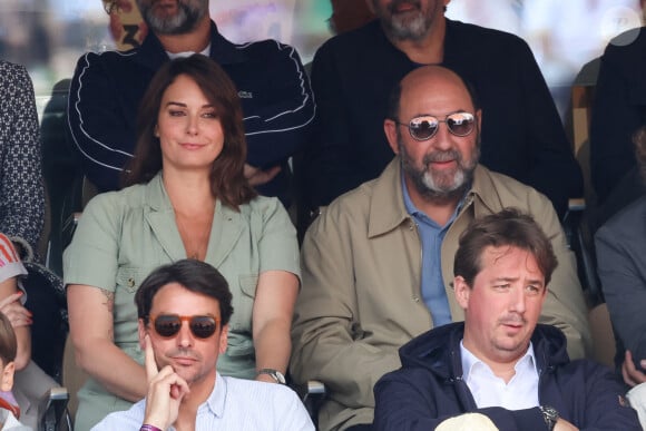 Kad Merad et Julia Vignali en tribunes lors de la finale masculine de Roland Garros le 09 juin 2024 à Paris, France. Photo par Nasser Berzane/ABACAPRESS.COM