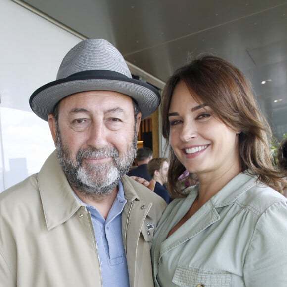 C'est toujours l'amour fou entre le deux tourtereaux 
Kad Merad et son épouse Julia Vignali - Déjeuner dans la loge de France Télévisions lors de la finale masculine de Roland Garros 2024. Bertrand Rindoff / Bestimage