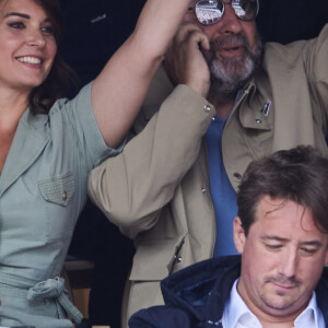 Kad Merad et sa compagne Julia Vignali dans les tribunes de la finale homme des Internationaux de France de tennis de Roland Garros 2024 à Paris le 9 juin 2024. © Jacovides-Moreau/Bestimage 