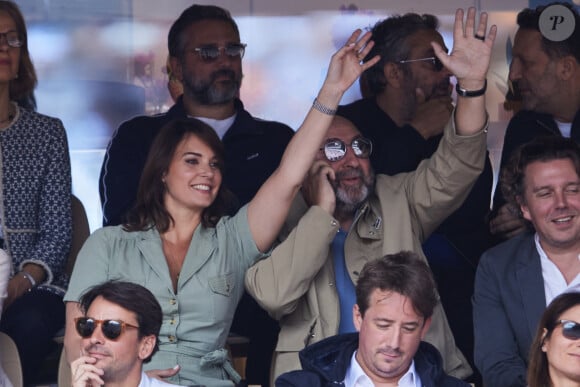 Kad Merad et sa compagne Julia Vignali dans les tribunes de la finale homme des Internationaux de France de tennis de Roland Garros 2024 à Paris le 9 juin 2024. © Jacovides-Moreau/Bestimage 