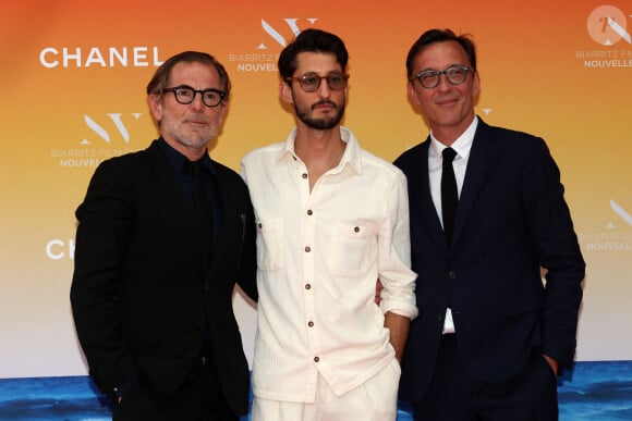 Matthieu Delaporte, Pierre Niney et Alexandre de la Patellière, au théatre de la Gare du Midi à Biarritz lors du Biarritz Film Festival - Nouvelles Vagues 2024. © Jean-Marc Lhomer / Bestimage