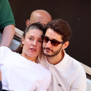 Pierre Niney et sa compagne Natasha Andrews - Célébrités dans les tribunes de la finale homme des Internationaux de France de tennis de Roland Garros 2024 à Paris. © Jacovides-Moreau/Bestimage 