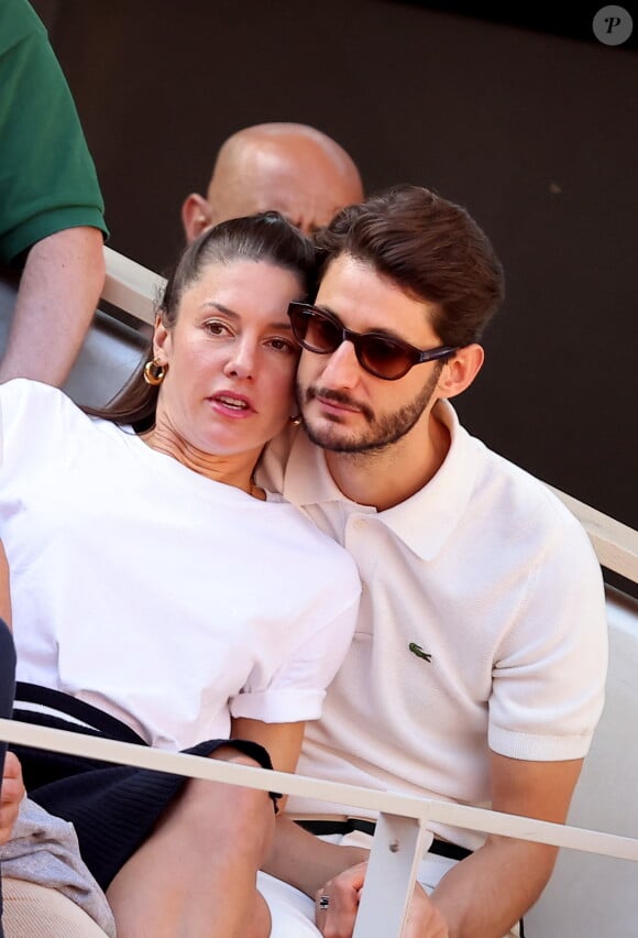 Pierre Niney et sa compagne Natasha Andrews - Célébrités dans les tribunes de la finale homme des Internationaux de France de tennis de Roland Garros 2024 à Paris. © Jacovides-Moreau/Bestimage 