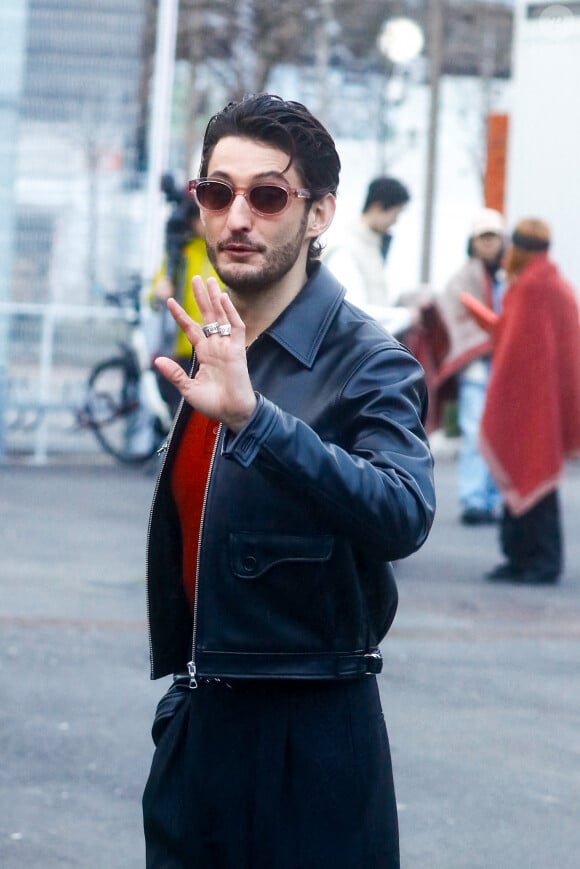 Pierre Niney - Arrivées au défilé Lacoste mode femme automne / hiver 2024-2025 au stade Roland-Garros lors de la Fashion Week de Paris (PFW), à Paris, France. © Christophe Clovis/Bestimage 