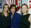 Notamment à ses filles
Archives - A Paris, Denise FABRE entourée de ses filles jumelles, Olivia à gauche et Elodie à droite, lors du 1er anniversaire de la chaîne MATCH TV au Pavillon Ledoyen, le 10 décembre 2002.  